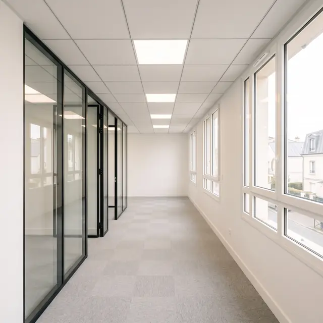 Plateau de bureaux rénové : faux plafond, cloison vitrée et sol neuf (image d’illustration)