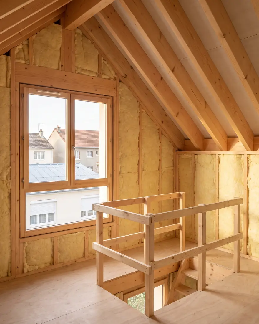 Intérieur d’un étage neuf en ossature bois : isolant entre montants, trémie d’escalier protégée (image d’illustration)